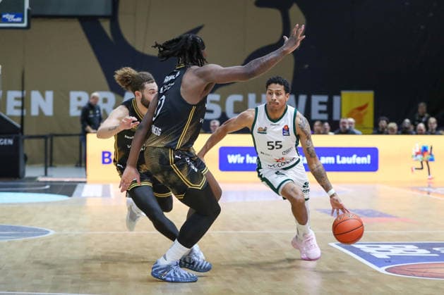 19.09.2026, xgox, Basketball - easyCredit BBL, Basketball Loewen Braunschweig - Gladitors Trier emspor, v.l. Zaba Bangala (Braunschweig, 0), Eli Brooks (Trier, 55) Zweikampf, Duell, Kampf, tackle Braunschweig