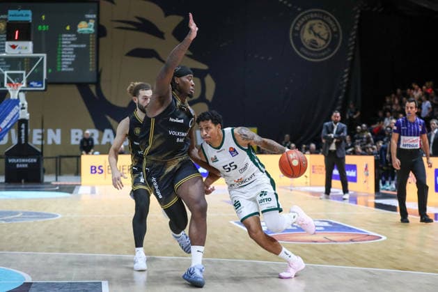 19.09.2026, xgox, Basketball - easyCredit BBL, Basketball Loewen Braunschweig - Gladitors Trier emspor, v.l. Zaba Bangala (Braunschweig, 0), Eli Brooks (Trier, 55) Zweikampf, Duell, Kampf, tackle Braunschweig