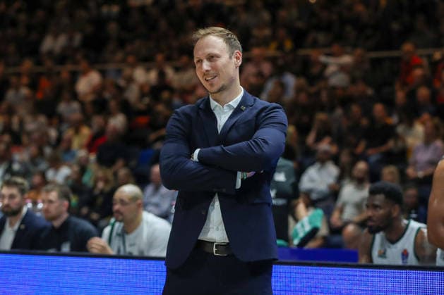 19.09.2026, xgox, Basketball - easyCredit BBL, Basketball Loewen Braunschweig - Gladitors Trier emspor, v.l. Jacques Schneider (Trier, Trainer) nachdenklich Braunschweig