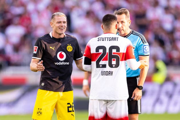 19.09.2026, Fussball, 4. Spieltag der 1. Fussball Bundesliga, VfB Stuttgart - Borussia Dortmund. v. l. Julian Ryerson (Borussia Dortmund), Deniz Undav (VfB Stuttgart), Schiedsrichter Tobias Stieler (GER). Stuttgart MHP Arena Baden-Württemberg Deutschland xRHR-FOTO DEx Copyright: DennisxEwert RHR-FOTOx RHR-FOTO DE