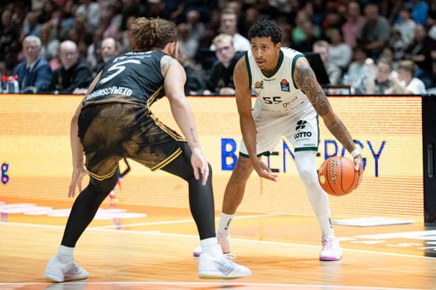 Eli Brooks (Nr. 55 VET-CONCEPT Gladiators Trier) gegen Devin Askew (Nr. 5 Basketball Loewen Braunschweig) GER, Basketball Loewen Braunschweig gegen VET-CONCEPT Gladiators Trier, Basketball, easyCredit BBL, Woche 1, Spielzeit 2026 27, 19.09.2026 GER, Basketball Loewen Braunschweig gegen VET-CONCEPT Gladiators Trier, Basketball, easyCredit BBL, Woche 1, Spielzeit 2026 27, 19.09.2026 Braunschweig Copyright: xEibner-Pressefoto DanielxREINELTx EP_DRT