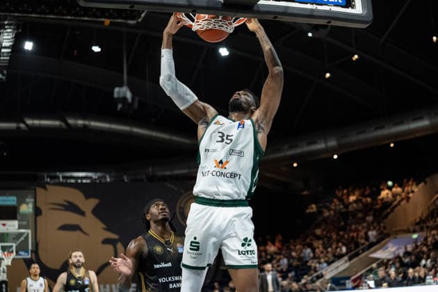 Ejiofor Onu (Nr. 35 VET-CONCEPT Gladiators Trier) am Korb GER, Basketball Loewen Braunschweig gegen VET-CONCEPT Gladiators Trier, Basketball, easyCredit BBL, Woche 1, Spielzeit 2026 27, 19.09.2026 GER, Basketball Loewen Braunschweig gegen VET-CONCEPT Gladiators Trier, Basketball, easyCredit BBL, Woche 1, Spielzeit 2026 27, 19.09.2026 Braunschweig Copyright: xEibner-Pressefoto DanielxREINELTx EP_DRT
