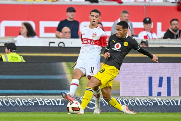 Bilal El Khannouss (VfB Stuttgart) und Ethan Nwaneri (Borussia Dortmund) im Zweikampf waehrend des spiels der 1. Bundesliga zwischen VfB Stuttgart und Borussia Dortmund, MHPArena am 19. September 2026 in Stuttgart, Deutschland. (Foto von Harry Langer DeFodi Images) +++ Bilal El Khannouss (VfB Stuttgart) und Ethan Nwaneri (Borussia Dortmund) battle for the ball during the Bundesliga match between VfB Stuttgart and Borussia Dortmund at MHPArena on September 19, 2026 in Stuttgart, Germany. (Photo by Harry Langer DeFodi Images) DFB DFL REGULATIONS PROHIBIT ANY USE OF PHOTOGRAPHS AS IMAGE SEQUENCES AND OR QUASI-VIDEO. (Photo by Harry Langer DeFodi Images) DFB DFL REGULATIONS PROHIBIT ANY USE OF PHOTOGRAPHS AS IMAGE SEQUENCES AND OR QUASI-VIDEO. -