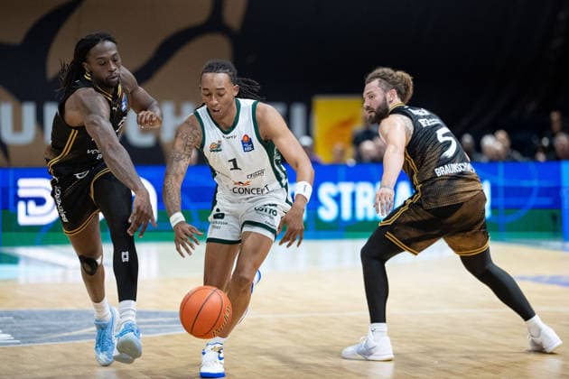 Austin Crowley (Nr. 1 VET-CONCEPT Gladiators Trier) gegen Tajh Green (Nr. 55 Basketball Loewen Braunschweig) und Devin Askew (Nr. 5 Basketball Loewen Braunschweig) GER, Basketball Loewen Braunschweig gegen VET-CONCEPT Gladiators Trier, Basketball, easyCredit BBL, Woche 1, Spielzeit 2026 27, 19.09.2026 GER, Basketball Loewen Braunschweig gegen VET-CONCEPT Gladiators Trier, Basketball, easyCredit BBL, Woche 1, Spielzeit 2026 27, 19.09.2026 Braunschweig Copyright: xEibner-Pressefoto DanielxREINELTx EP_DRT