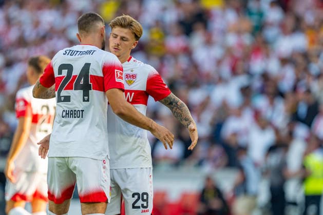 1. Fußball Bundesliga: VfB Stuttgart vs. Borussia Dortmund; 19.09.2026 Stuttgart, GERMANY - 19. September 2027: Jeff Chabot (VfB Stuttgart, 24) und Finn Jeltsch (VfB Stuttgart, 29) beim Abschlagen vor dem Spiel zwischen dem VfB Stuttgart und Borussia Dortmund am 4. Spieltag der 1. Fußball Bundesliga in der MHP ARENA. Copyright: xBEAUTIFULxSPORTS Steinx