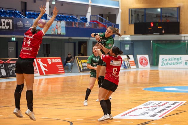 Dana Sophie Kroemer (SG 09 Kirchhof, 73) erzielt das erste Tor fuer die SG. Dabei Emma Elisabeth Schwitzer (HSV Solingen Graefrath, 14) und Patricia Nikolic (HSV Solingen Graefrath, 08). HSV Solingen Graefrath 76 vs. SG 09 Kirchhof, Handball Frauen 2. Bundesliga, Alsco 2.HBL, 04. Spieltag, Saison 2026 2027, 19.09.2026 HSV Solingen Graefrath 76 vs. SG 09 Kirchhof, Handball Frauen 2. Bundesliga, Alsco 2. HBF, 04. Spieltag, Saison 2026 2027, 19.09.2026 Solingen Copyright: xEibner-Pressefoto ThomasxHaeslerx EP_THR