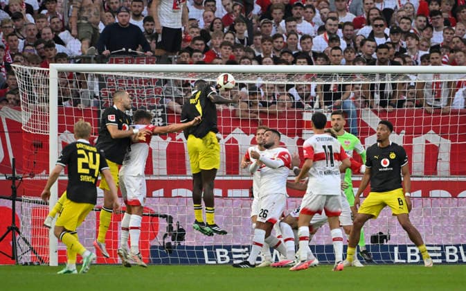 Strafraumszene, Torraumszene Kopfballduell Zweikampf Aktion Torschuss Aktion Torchance Serhou Guirassy Borussia Dortmund BVB (09) VfB Stuttgart vs Borussia Dortmund BVB 19.09.2026 DFL REGULATIONS PROHIBIT ANY USE OF PHOTOGRAPHS AS IMAGE SEQUENCES AND OR QUASI-VIDEO VfB Stuttgart vs Borussia Dortmund BVB