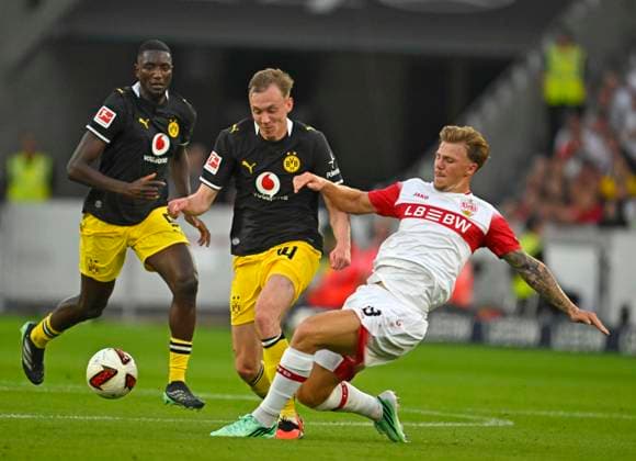 RECORD DATE NOT STATED 19.09.2026, Fussball 1. Bundesliga 2026 2027, 4.Spieltag, VfB Stuttgart - Borussia Dortmund, in der MHP-Arena Stuttgart, v.l. Maximilian Beier (Borussia Dortmund) gegen Finn Jeltsch (Stuttgart)