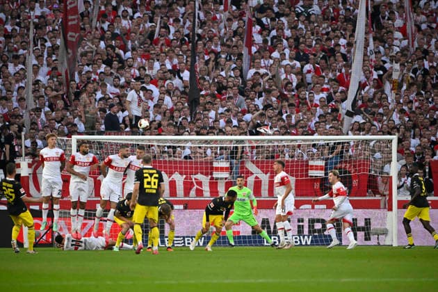 nach Zweikampf, Aktion Foul Ermedin Demirovic VfB Stuttgart (09) gegen Waldemar Anton Borussia Dortmund BVB (03) zeigt Schiedsrichter Referee Tobias Stieler gelbe Karte gelb Verwarnung fuer Ermedin Demirovic VfB Stuttgart (09) VfB Stuttgart vs Borussia Dortmund BVB 19.09.2026 DFL REGULATIONS PROHIBIT ANY USE OF PHOTOGRAPHS AS IMAGE SEQUENCES AND OR QUASI-VIDEO VfB Stuttgart vs Borussia Dortmund BVB