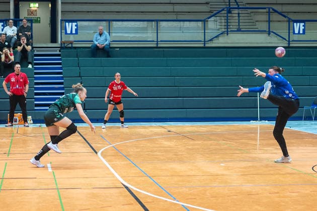 Juliana Wagner (SG 09 Kirchhof, 15) scheitert mit einem Siebenmeter an Liv Stine Eckhardt (HSV Solingen Graefrath, 73). HSV Solingen Graefrath 76 vs. SG 09 Kirchhof, Handball Frauen 2. Bundesliga, Alsco 2.HBL, 04. Spieltag, Saison 2026 2027, 19.09.2026 HSV Solingen Graefrath 76 vs. SG 09 Kirchhof, Handball Frauen 2. Bundesliga, Alsco 2. HBF, 04. Spieltag, Saison 2026 2027, 19.09.2026 Solingen Copyright: xEibner-Pressefoto ThomasxHaeslerx EP_THR