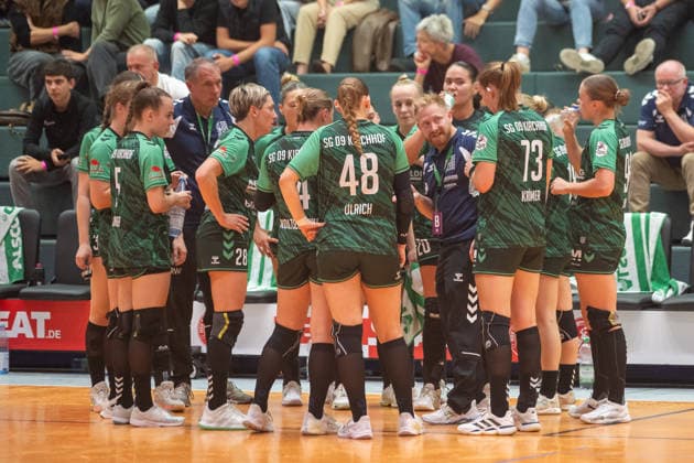 Christian Denk (SG 09 Kirchhof, Trainer) versucht seine Mannschaft neu einzustellen. HSV Solingen Graefrath 76 vs. SG 09 Kirchhof, Handball Frauen 2. Bundesliga, Alsco 2.HBL, 04. Spieltag, Saison 2026 2027, 19.09.2026 HSV Solingen Graefrath 76 vs. SG 09 Kirchhof, Handball Frauen 2. Bundesliga, Alsco 2. HBF, 04. Spieltag, Saison 2026 2027, 19.09.2026 Solingen Copyright: xEibner-Pressefoto ThomasxHaeslerx EP_THR
