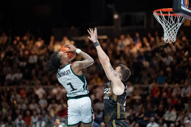Austin Crowley (Nr. 1 VET-CONCEPT Gladiators Trier) gegen Felipe Haase (Nr. 22 Basketball Loewen Braunschweig) GER, Basketball Loewen Braunschweig gegen VET-CONCEPT Gladiators Trier, Basketball, easyCredit BBL, Woche 1, Spielzeit 2026 27, 19.09.2026 GER, Basketball Loewen Braunschweig gegen VET-CONCEPT Gladiators Trier, Basketball, easyCredit BBL, Woche 1, Spielzeit 2026 27, 19.09.2026 Braunschweig Copyright: xEibner-Pressefoto DanielxREINELTx EP_DRT