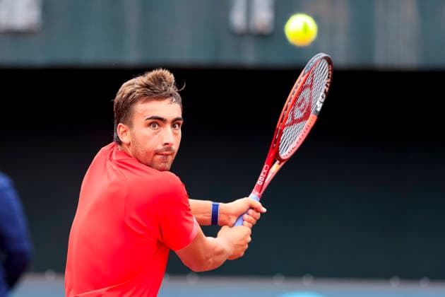 Tenis, Chile vs Espana. Copa Davis 2026. El jugador de Espana Daniel Merida regresa la pelota frente a Alejandro Tabilo de Chile durante el partido de singles de la Copa Davis valido por la segunda ronda de clasificatorios para el Grupo Mundials, disputado en el Court Central Anita Lizana, Parque Estadio Nacional en Santiago de Chile. 19 09 2026 Pepe Alvujar Photosport Tenis, Chile vs Espana. Copa Davis 2026. The Spanish player Daniel Merida returns the ball against Alejandro Tabilo of Chile during the Davis Cup singles match valid for the second round of qualifiers for the World Group, played at the Anita Lizana Central Court, National Stadium Park in Santiago, Chile. 19 09 2026 Pepe Alvujar Photosport Chile vs Espana dia 1, Copa Davis 2026 