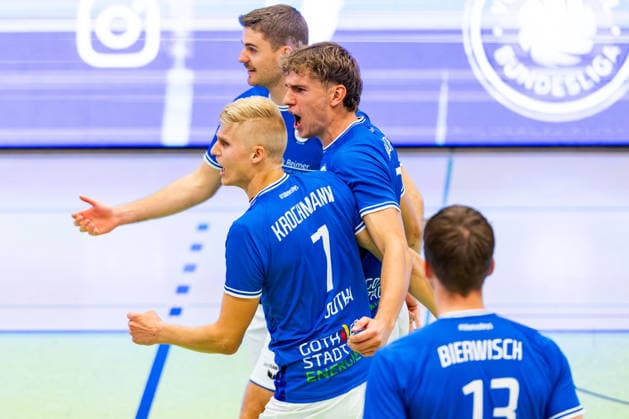 19.09.2026, GER, Volleyball, Maenner, Saison 26 27, 2.Bl Sued, Blue Volleys Gotha - TV 1895 Moemlingen Hannes Krochmann (Blue Volleys Gotha,7), Lauritz Jastrow (Blue Volleys Gotha,10), Robin Stolle (Blue Volleys Gotha,8) 99867 Gotha Sporthalle Sportanlage Ernesti Thüringen Deutschland