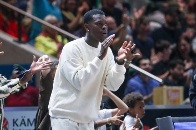 19.09.2026, xgox, Basketball - easyCredit BBL, Basketball Loewen Braunschweig - Gladitors Trier emspor, v.l. Dennis Schröder schaut sich das Spiel an, Jubel, Torjubel, jubelt ueber das Tor, celebrate the goal, celebration Braunschweig
