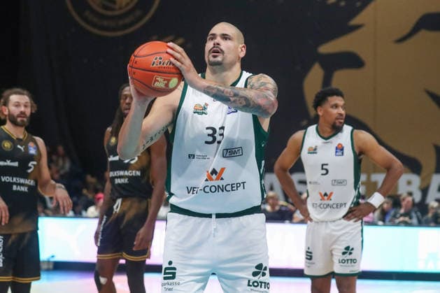 19.09.2026, xgox, Basketball - easyCredit BBL, Basketball Loewen Braunschweig - Gladitors Trier emspor, v.l. b33 am Ball, plays the ball Braunschweig