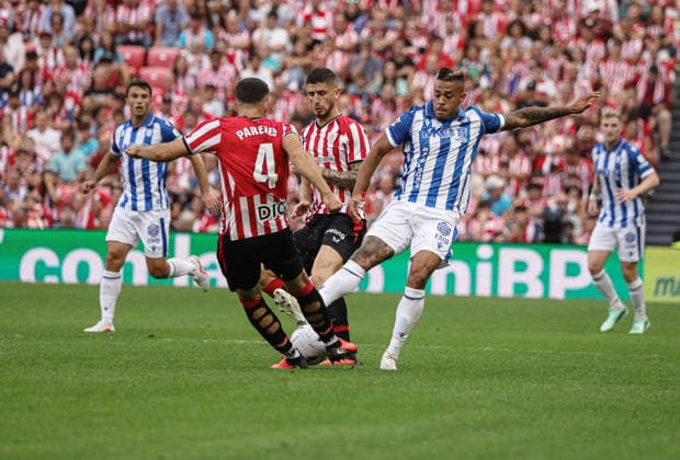 ESP: LaLiga EA Sports Athletic Bilbao v Deportivo Alaves Mariano Diaz Mejia of Alaves and Aitor Paredes of Athletic during LaLiga EA Sports between Athletic Bilbao v Deportivo Alaves played at San Mames Stadium in Bilbao, on September 19, 2026 in Spain Spain Futbol Copyright: xAgenciaxLOFx
