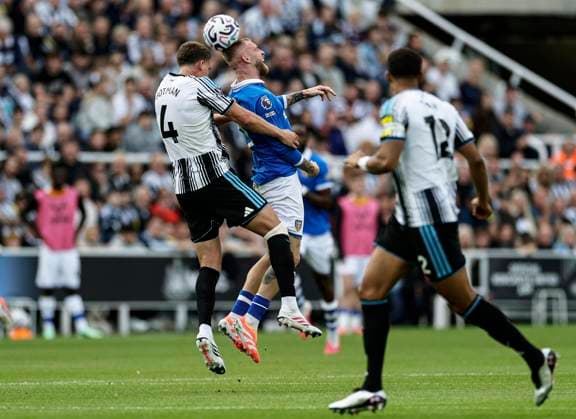 Newcastle United v Hull City Premier League Sven Botman of Newcastle United and Oliver McBurnie of Hull City battle for a header during the Premier League match at St. James s Park, Newcastle 19 09 2026 UK Newspapers OUT Copyright: xJamiexJohnstonx FIL-23961-0243