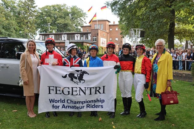 19.09.2026, Hoppegarten, Brandenburg, GER - Gruppenfoto vor dem Fegentri-Rennen. Galopprennbahn Hoppegarten. (Gruppenfoto, Gruppenbild, Fegentri, Langhard, Brotherton, Gustavsson, Jeles, Cronauer, Ghys-Dieterin, Warmbier) 260919D501HOPPEGARTEN.JPG