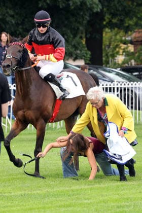 19.09.2026, Hoppegarten, Brandenburg, GER - Pferdefuehrerin Charlotte Dzubasz und Katja Warmbier stolpern bei der Abholung des Siegers Sky Emperor mit Nora Cronauer. Galopprennbahn Hoppegarten. (Pferd, Jockey, Sky Emperor, Cronauer, Sieg, Pferdepfleger, Dzubasz, Warmbier, stolpern, fallen, stuerzen, Fegentri) 260919D509HOPPEGARTEN.JPG