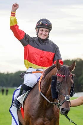 19.09.2026, Hoppegarten, Brandenburg, GER - Sky Emperor mit Nora Cronauer nach dem Sieg. Galopprennbahn Hoppegarten. (Pferd, Jockey, Sky Emperor, Cronauer, Sieg, Fegentri) 260919D510HOPPEGARTEN.JPG