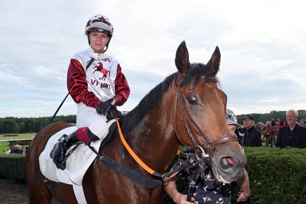 19.09.2026, Hoppegarten, Brandenburg, GER - Amigo Charly mit Michaela Malacova nach dem Sieg. Galopprennbahn Hoppegarten. (Pferd, Jockey, Amigo Charly, Malacova, Sieg) 260919D518HOPPEGARTEN.JPG