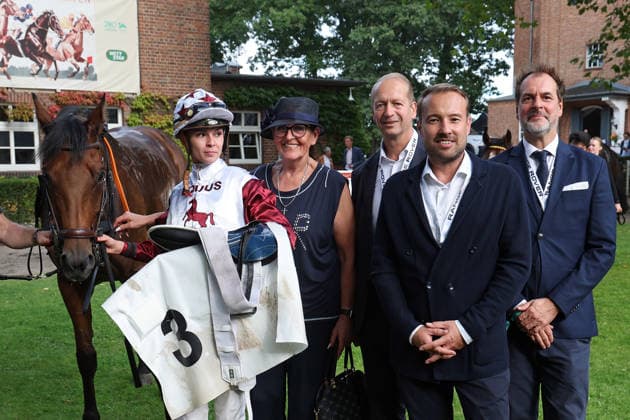 19.09.2026, Hoppegarten, Brandenburg, GER - Amigo Charly mit Michaela Malacova, Trainerin Sarka Schuetz und den Sponsoren von Range Rover nach dem Sieg. Galopprennbahn Hoppegarten. (Pferd, Jockey, Amigo Charly, Malacova, Sieg) 260919D519HOPPEGARTEN.JPG