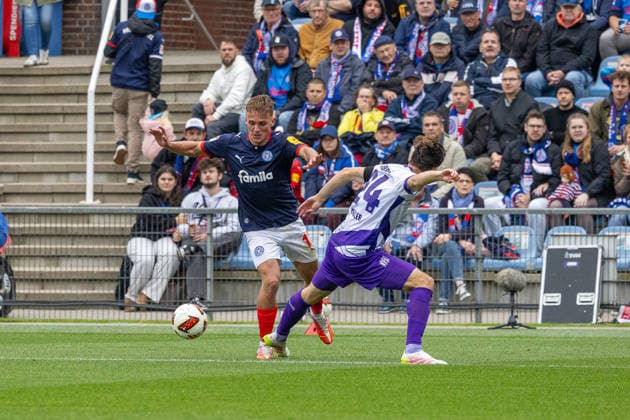 19.09.2026 Fußball 2. Bundesliga Männer Saison 2026 2027 6. Spieltag Holstein Kiel - VFL Osnabrück (Kiel in Blau-Weiß, Osnabrück in Weiß-Violett) Gyan de Regt (li.), Jannik Müller Kiel Holstein Stadion, Westring 501 Schleswig Holstein Deutschland