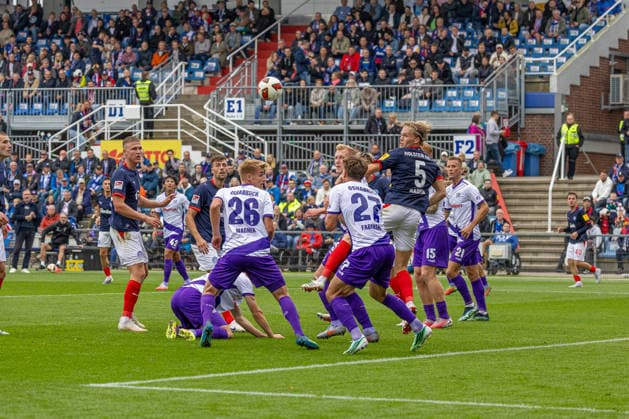 19.09.2026 Fußball 2. Bundesliga Männer Saison 2026 2027 6. Spieltag Holstein Kiel - VFL Osnabrück (Kiel in Blau-Weiß, Osnabrück in Weiß-Violett) Gefahr im Osnabrücker Strafraum. Bildmitte (Vordergrund): Fridolin Wagner (li.), Robin Fabinski Kiel Holstein Stadion, Westring 501 Schleswig Holstein Deutschland