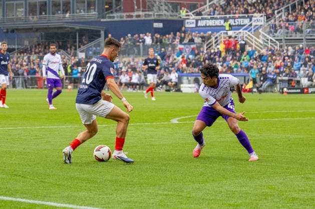 19.09.2026 Fußball 2. Bundesliga Männer Saison 2026 2027 6. Spieltag Holstein Kiel - VFL Osnabrück (Kiel in Blau-Weiß, Osnabrück in Weiß-Violett) Adrian Kapralik (li.), Jonathan Gomez Kiel Holstein Stadion, Westring 501 Schleswig Holstein Deutschland