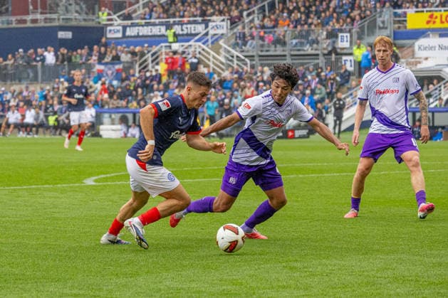 19.09.2026 Fußball 2. Bundesliga Männer Saison 2026 2027 6. Spieltag Holstein Kiel - VFL Osnabrück (Kiel in Blau-Weiß, Osnabrück in Weiß-Violett) Adrian Kapralik (li.), Jonathan Gomez Kiel Holstein Stadion, Westring 501 Schleswig Holstein Deutschland