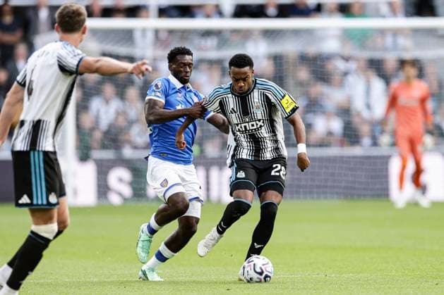 Newcastle United v Hull City Premier League Joe Willock of Newcastle United and Tim Iroegbunam of Hull City during the Premier League match at St. James s Park, Newcastle 19 09 2026 UK Newspapers OUT Copyright: xJamiexJohnstonx FIL-23961-0260