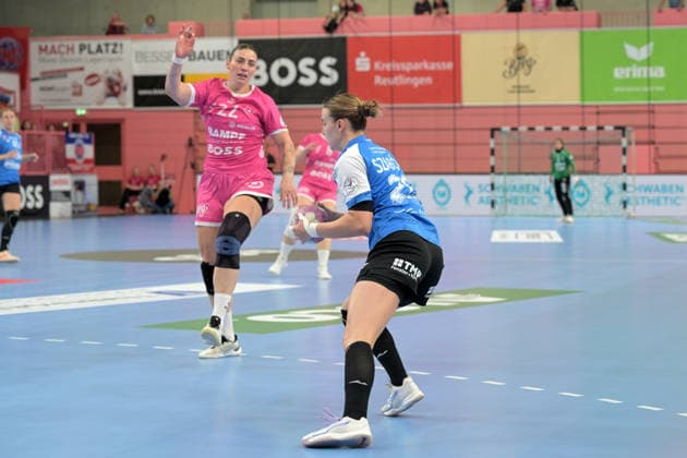 Anna Szabo (Thueringer HC, 26) am Ball gegen Gabriela Clausson Bitolo (TusSies Metzingen, 22) TusSies Metzingen vs. Thueringer HC , Handball, Alsco HBF, 04..Ligaspieltag, Saison 2026 2027, 19.09.2026 TusSies Metzingen vs. Thueringer HC , Handball, Alsco HBF, 04..Ligaspieltag, Saison 2026 2027, 19.09.2026 Tuebingen Copyright: xEibner-Pressefotox EP_TBR