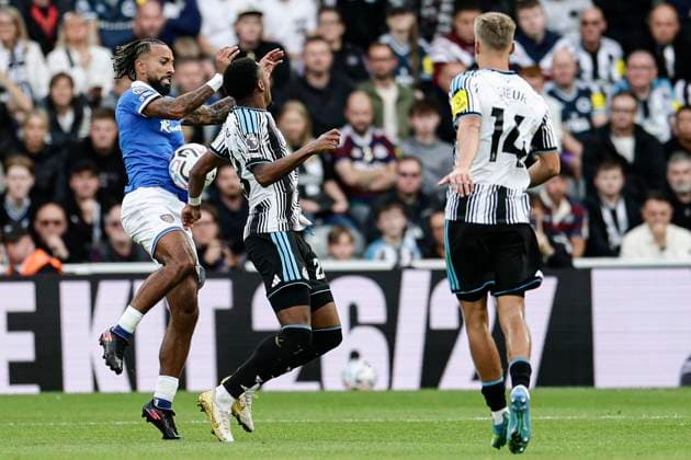 Newcastle United v Hull City Premier League Joe Willock of Newcastle United and Sorba Thomas of Hull City during the Premier League match at St. James s Park, Newcastle 19 09 2026 UK Newspapers OUT Copyright: xJamiexJohnstonx FIL-23961-0269