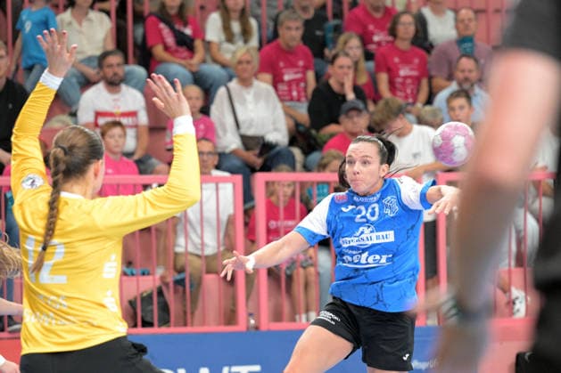Jana Scheib (Thueringer HC, 20) beim Torwurf gegen Marie Kristin Weiss (TusSies Metzingen, 12) im Tor TusSies Metzingen vs. Thueringer HC , Handball, Alsco HBF, 04..Ligaspieltag, Saison 2026 2027, 19.09.2026 TusSies Metzingen vs. Thueringer HC , Handball, Alsco HBF, 04..Ligaspieltag, Saison 2026 2027, 19.09.2026 Tuebingen Copyright: xEibner-Pressefotox EP_TBR