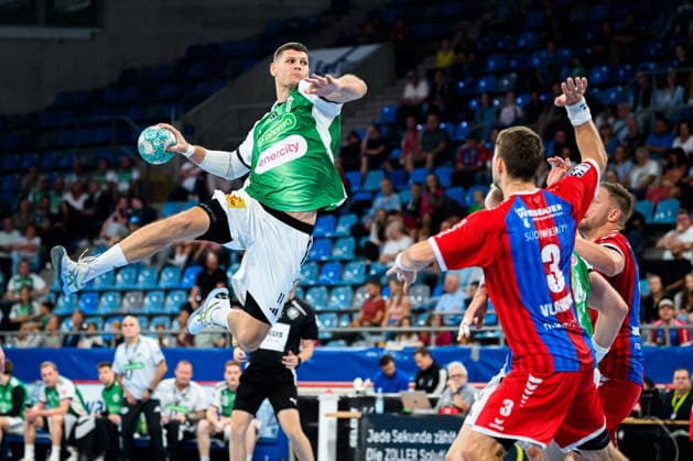 Bietigheim: HBL - 26 27 - SG BBM Bietigheim - TSV Hannover-Burgdorf Sebastian Heymann (Hannover), Nikola Vlahovic (Bietigheim) Bietigheim-Bissingen Egetrans Arena Baden-Württemberg Deutschland