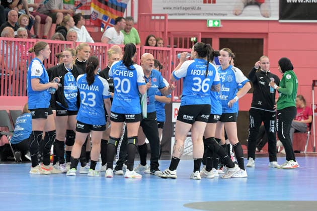Herbert Mueller (Thueringer HC, Trainer) im Time Out des Thueringer HC TusSies Metzingen vs. Thueringer HC , Handball, Alsco HBF, 04..Ligaspieltag, Saison 2026 2027, 19.09.2026 TusSies Metzingen vs. Thueringer HC , Handball, Alsco HBF, 04..Ligaspieltag, Saison 2026 2027, 19.09.2026 Tuebingen Copyright: xEibner-Pressefotox EP_TBR