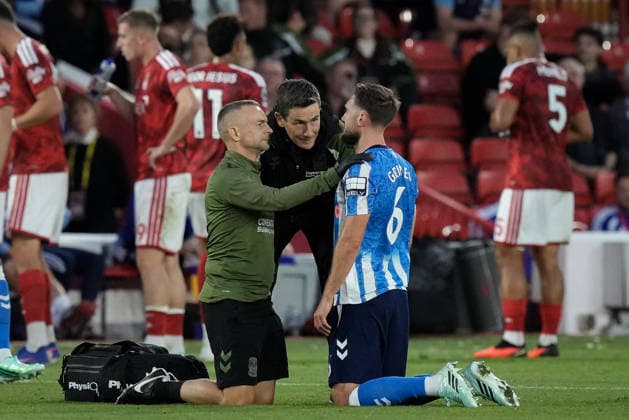 Premier League: Nottingham Forest v Coventry City Matt Grimes of Coventry City receives treatment during the Premier League match Nottingham Forest vs Coventry City at City Ground, Nottingham, United Kingdom on 19 September 2026 (Photo by Maynard Manyowa News Images) Nottingham City Ground Nottinghamshire United Kingdom Copyright: xMaynardxManyowa NewsxImagesx
