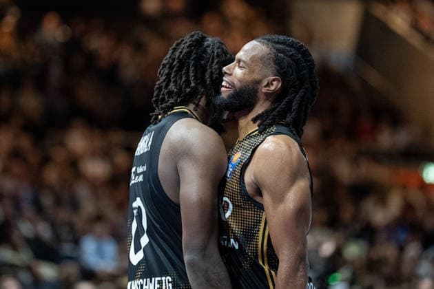 Zaba Bangala (Nr. 0 Basketball Loewen Braunschweig) und Chip Flanigan (Nr. 30 Basketball Loewen Braunschweig) freudig GER, Basketball Loewen Braunschweig gegen VET-CONCEPT Gladiators Trier, Basketball, easyCredit BBL, Woche 1, Spielzeit 2026 27, 19.09.2026 GER, Basketball Loewen Braunschweig gegen VET-CONCEPT Gladiators Trier, Basketball, easyCredit BBL, Woche 1, Spielzeit 2026 27, 19.09.2026 Braunschweig Copyright: xEibner-Pressefoto DanielxREINELTx EP_DRT