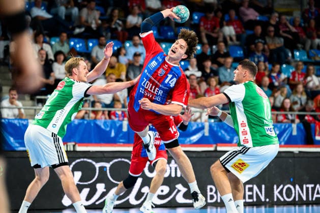 Bietigheim: HBL - 26 27 - SG BBM Bietigheim - TSV Hannover-Burgdorf v.li. Marian Michalczik (Hannover), Fynn Nicolaus (Bietigheim), Sebastian Heymann (Hannover) Bietigheim-Bissingen Egetrans Arena Baden-Württemberg Deutschland