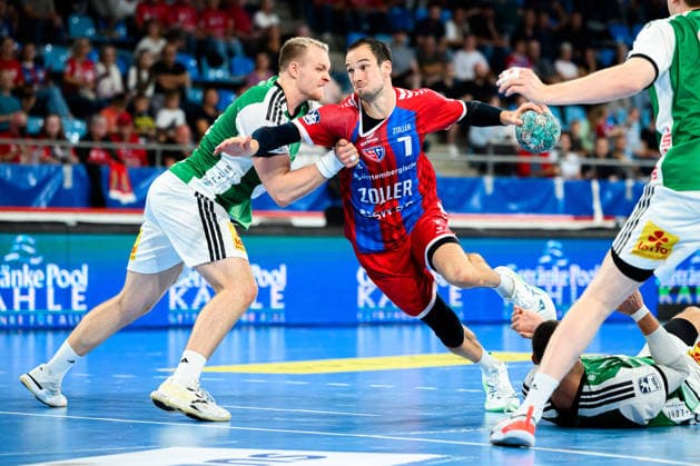 Bietigheim: HBL - 26 27 - SG BBM Bietigheim - TSV Hannover-Burgdorf v. li. im Zweikampf Justus Fischer (Hannover) und Dominik Claus (Bietigheim) Bietigheim-Bissingen Egetrans Arena Baden-Württemberg Deutschland
