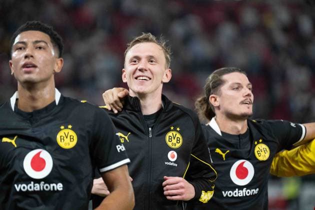 19.09.2026: Fußball: VfB Stuttgart - Borussia Dortmund, 4. Spieltag der 1. Bundesliga in der MHP Arena Maximilian Beier (Borussia Dortmund, 14) beim Feiern nach Abpfiff vor der Dortmund Kurve WICHTIGER HINWEIS: Gemäß den Vorgaben der DFL und des DFB ist es untersagt, in dem Stadion und oder vom Spiel angefertigte Fotoaufnahmen in Form von Sequenzbildern und oder videoähnlichen Fotostrecken zu verwerten bzw. verwerten zu lassen. Copyright: xJamesxZabelx