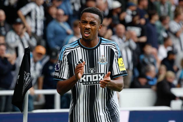 Newcastle United v Hull City, Premier League Joe Willock of Newcastle United applauds fans as he is subbed during the Newcastle United v Hull City Premier League match at St. James Park, Newcastle Upon Tyne, England on 19 September 2026 Credit: Craig Cowan Every Second Media Editorial use only. All images are copyright Every Second Media Limited. No images may be reproduced without prior permission. All rights reserved. Premier League and Football League images are subject to licensing agreements with Football DataCo Limited. see https: www.football-dataco.com Copyright: xIMAGO EveryxSecondxMediax ESM-2174-0186 CraigxCowanx xEveryxSecondxMediax