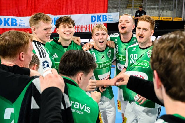 Bietigheim: HBL - 26 27 - SG BBM Bietigheim - TSV Hannover-Burgdorf Levi Fielitz (Hannover), Justus Fischer (Hannover), Lukas Stutzke (Hannover) Schlussjubel Schlußjubel Emotion Freude Bietigheim-Bissingen Egetrans Arena Baden-Württemberg Deutschland