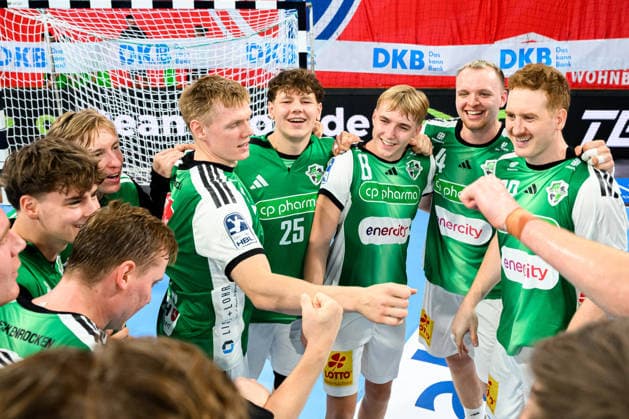 Bietigheim: HBL - 26 27 - SG BBM Bietigheim - TSV Hannover-Burgdorf Tilen Strmljan (Hannover), Levi Fielitz (Hannover), Justus Fischer (Hannover), Lukas Stutzke (Hannover) Schlussjubel Schlußjubel Emotion Freude Bietigheim-Bissingen Egetrans Arena Baden-Württemberg Deutschland