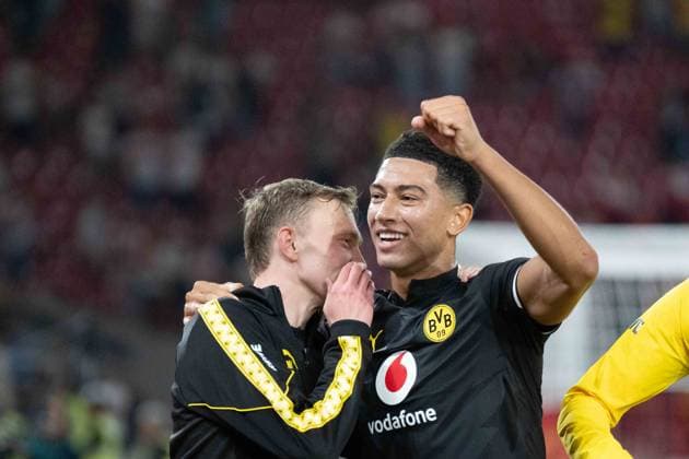 19.09.2026: Fußball: VfB Stuttgart - Borussia Dortmund, 4. Spieltag der 1. Bundesliga in der MHP Arena Maximilian Beier (Borussia Dortmund, 14) und Jobe Bellingham (Borussia Dortmund, 7) beim Feiern nach Abpfiff vor der Dortmund Kurve WICHTIGER HINWEIS: Gemäß den Vorgaben der DFL und des DFB ist es untersagt, in dem Stadion und oder vom Spiel angefertigte Fotoaufnahmen in Form von Sequenzbildern und oder videoähnlichen Fotostrecken zu verwerten bzw. verwerten zu lassen. Copyright: xJamesxZabelx