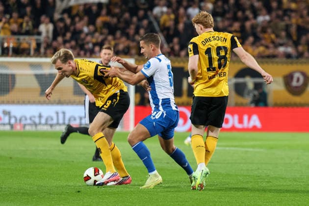 Deutschland: 2. Bundesliga 2026 2027, 7. Spieltag, Dynamo Dresden - Hertha BSC, Rudolf-Harbig-Stadion (Dresden): Paul Seguin (Hertha BSC, 30) und Vincent Vermeij (Dynamo Dresden, 9) im Zweikampf Copyright: xLucasxWalterx