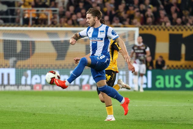 Deutschland: 2. Bundesliga 2026 2027, 7. Spieltag, Dynamo Dresden - Hertha BSC, Rudolf-Harbig-Stadion (Dresden): Mads Pedersen (Hertha BSC, 22) im Zweikampf Copyright: xLucasxWalterx