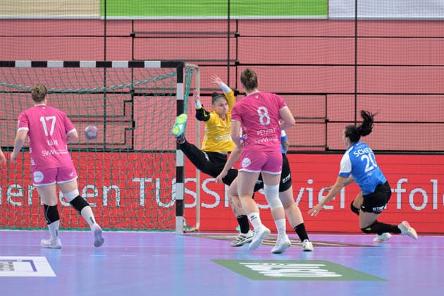 Sara Suba (TusSies Metzingen, 77) im Tor gegen Jana Scheib (Thueringer HC, 20) beim Torwurf TusSies Metzingen vs. Thueringer HC , Handball, Alsco HBF, 04..Ligaspieltag, Saison 2026 2027, 19.09.2026 TusSies Metzingen vs. Thueringer HC , Handball, Alsco HBF, 04..Ligaspieltag, Saison 2026 2027, 19.09.2026 Tuebingen Copyright: xEibner-Pressefotox EP_TBR