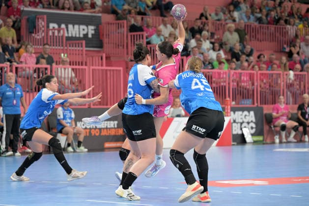 Santina Sabatnig (TusSies Metzingen, 18) am Ball gegen Marcela Arounian (Thueringer HC, 36) und Jolina Huhnstock (Thueringer HC, 45) TusSies Metzingen vs. Thueringer HC , Handball, Alsco HBF, 04..Ligaspieltag, Saison 2026 2027, 19.09.2026 TusSies Metzingen vs. Thueringer HC , Handball, Alsco HBF, 04..Ligaspieltag, Saison 2026 2027, 19.09.2026 Tuebingen Copyright: xEibner-Pressefotox EP_TBR